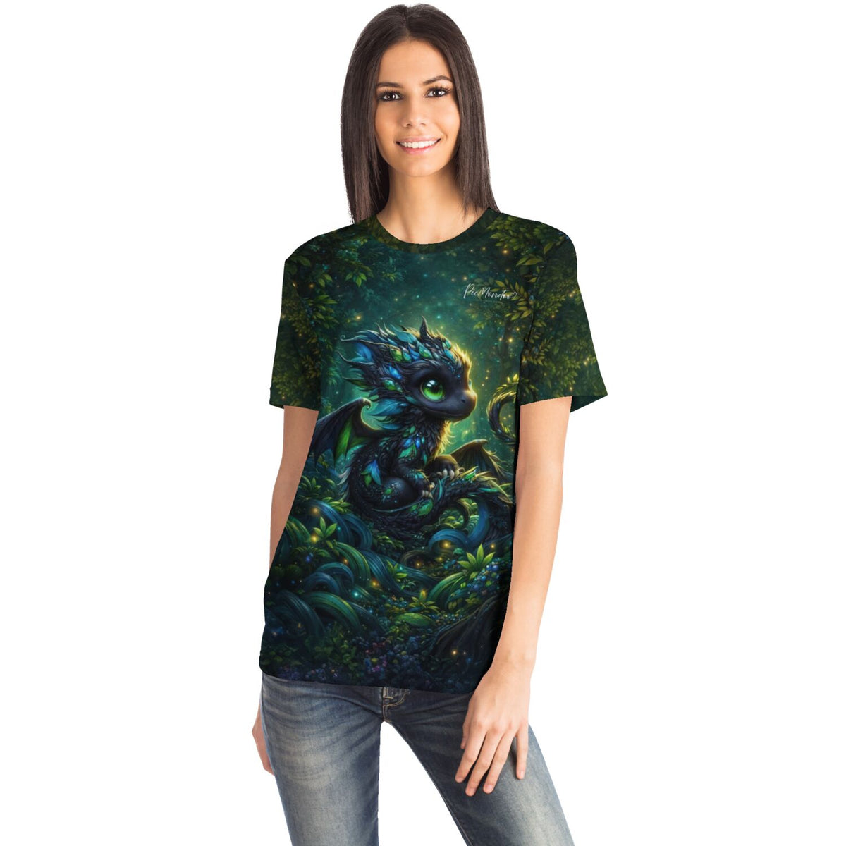 Frau trägt Dreamer T-Shirt mit Drago Drachen Motiv im mystischen Wald-Design – passend für Fans von Diamond Painting