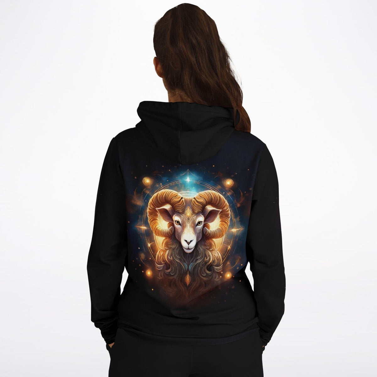Schwarzer Hoodie mit Widder Sternzeichen Motiv. Hochwertiger AOP-Druck, inspiriert von Diamond Painting Kunstdesigns.