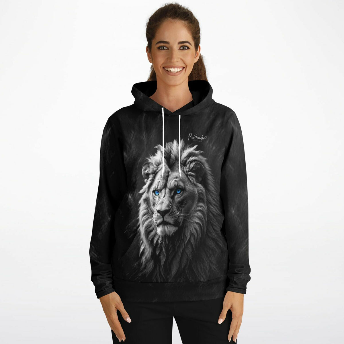 Frau trägt schwarzen Dreamer Hoodie mit auffälligem, detailreichem Löwen-Motiv und strahlend blauen Augen