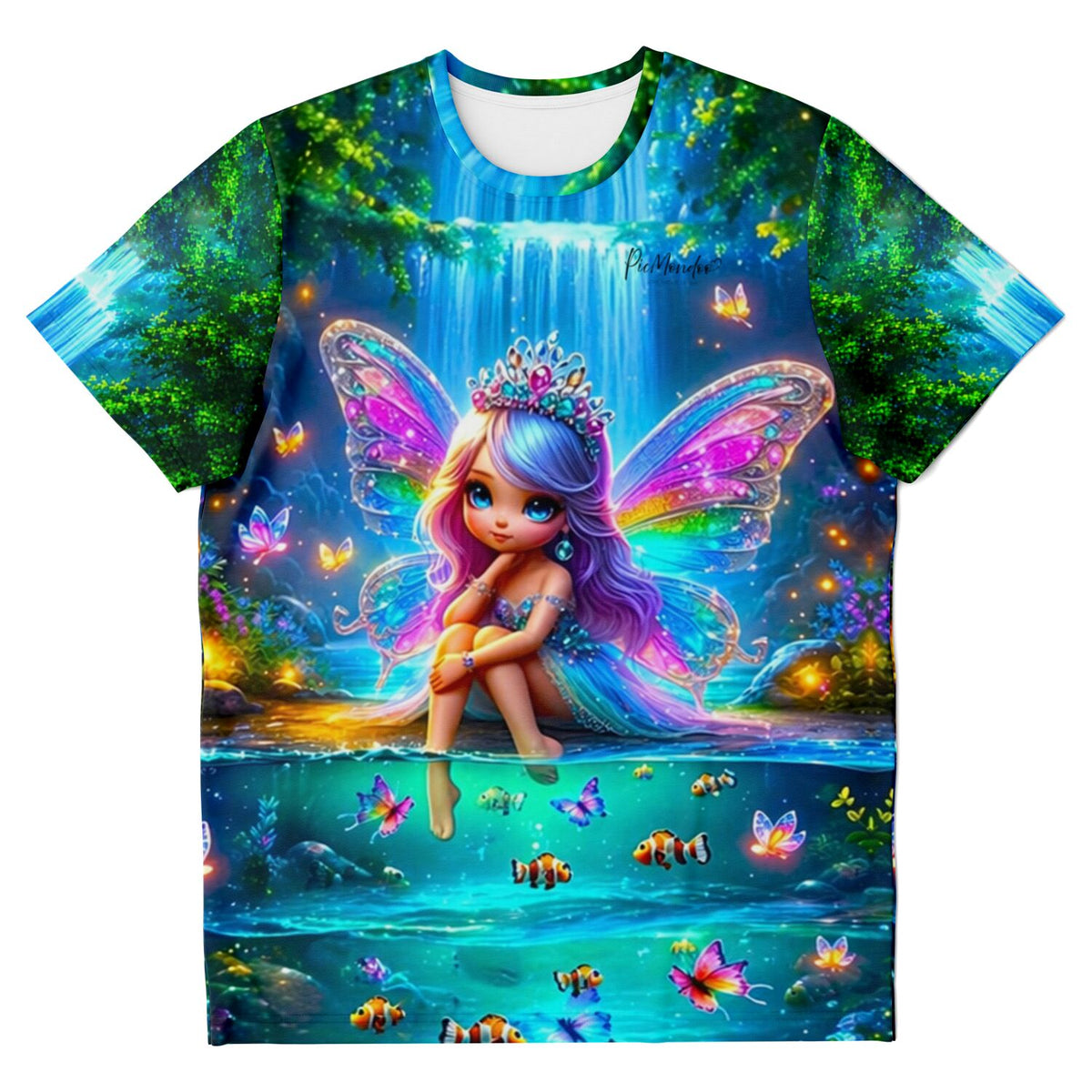T-Shirt mit Elfenteich Motiv: Fantasie-Fee mit bunten Flügeln vor Wasserfall, inspiriert von Diamond Painting Designs.