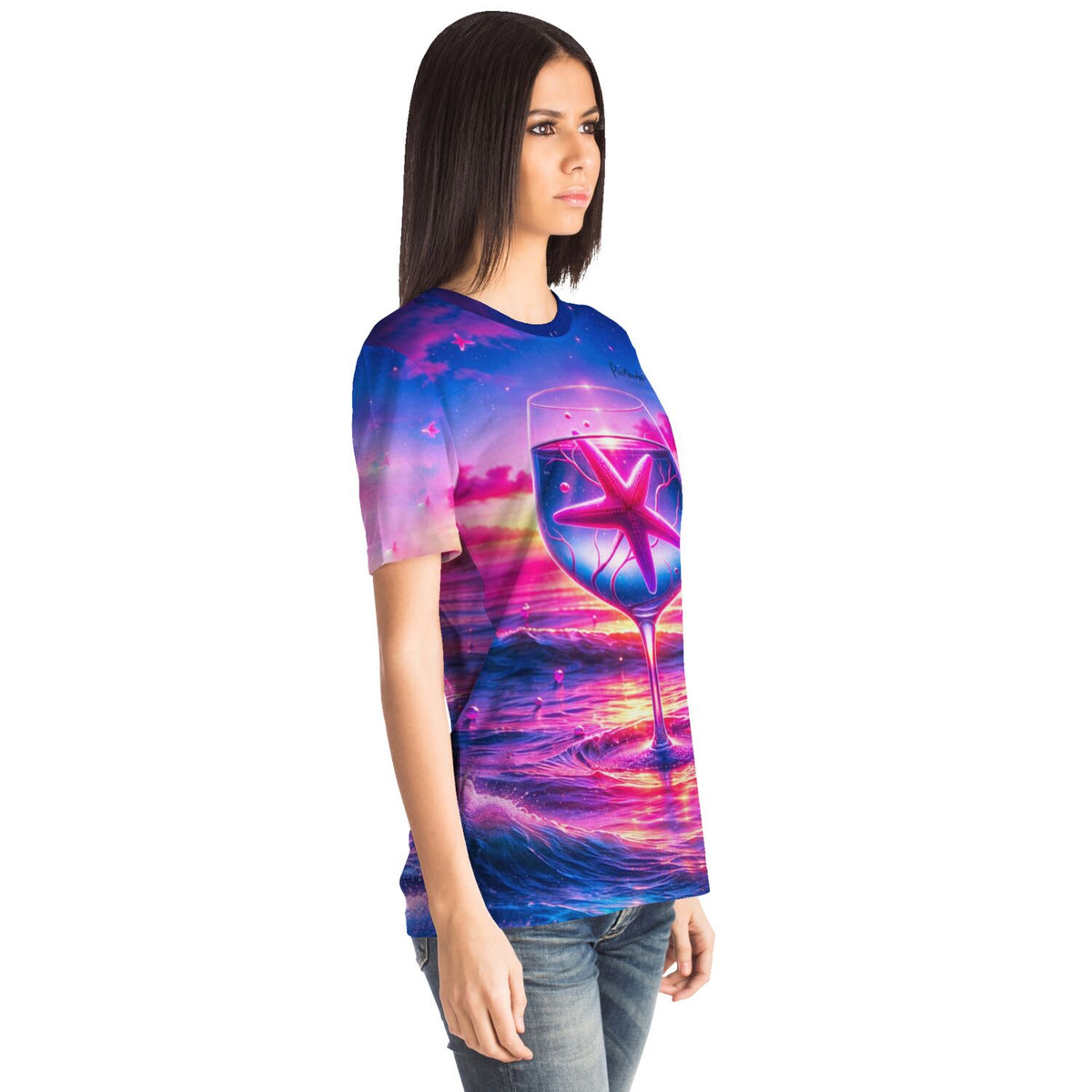 Frau trägt Dreamer T-Shirt - Seesternzauber mit buntem Ozean-Motiv im Stil von Diamond Painting und Malen nach Zahlen Kunst