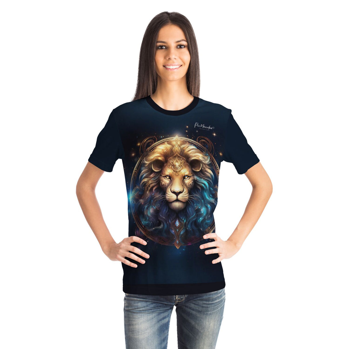 Frau trägt Dreamer T-Shirt mit Löwe Sternzeichen Motiv im Stil unserer Diamond Painting und Malen nach Zahlen Designs
