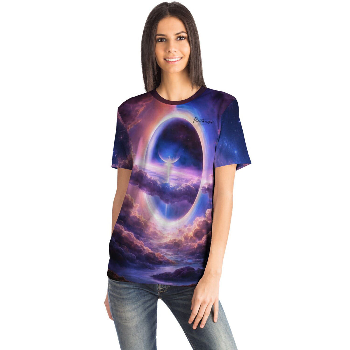 Frau trägt Dreamer T-Shirt mit mystischem Tor in die andere Welt Motiv im Stil unserer Diamond Painting Kunst