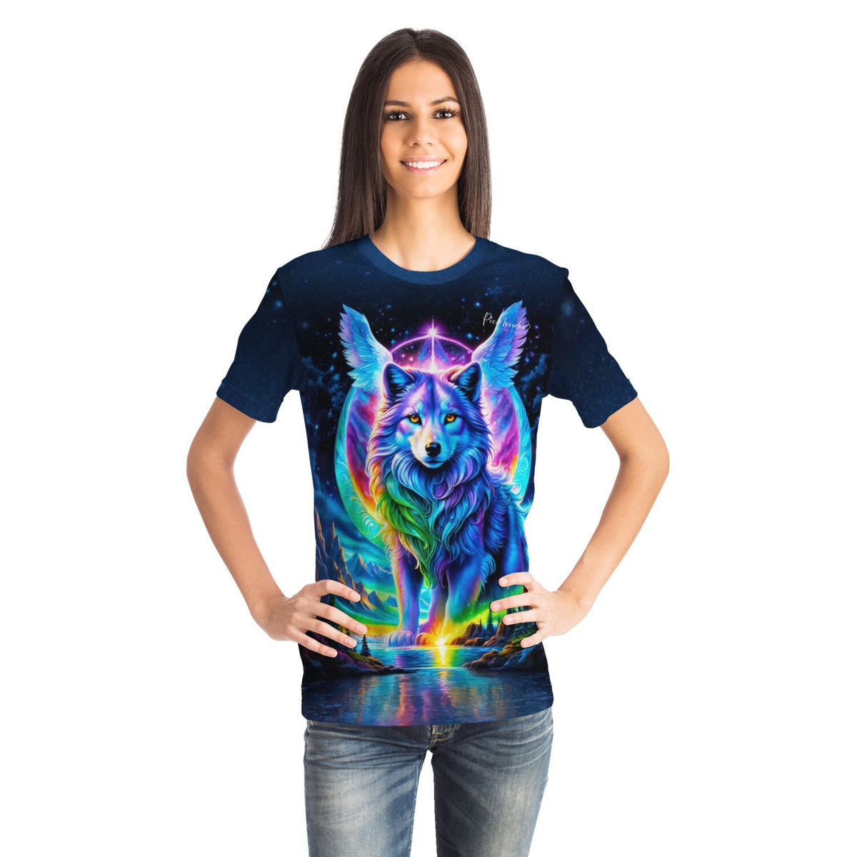 Frau trägt Dreamer T-Shirt mit buntem Wolf-Motiv, das im Stil von Diamond Painting und Malen nach Zahlen gestaltet ist.