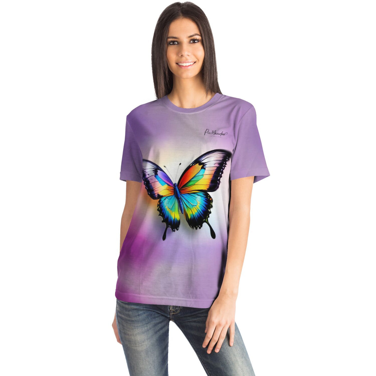 Frau trägt ein lila T-Shirt mit buntem Schmetterling-Motiv im Stil von Diamond Painting und Malen nach Zahlen Designs