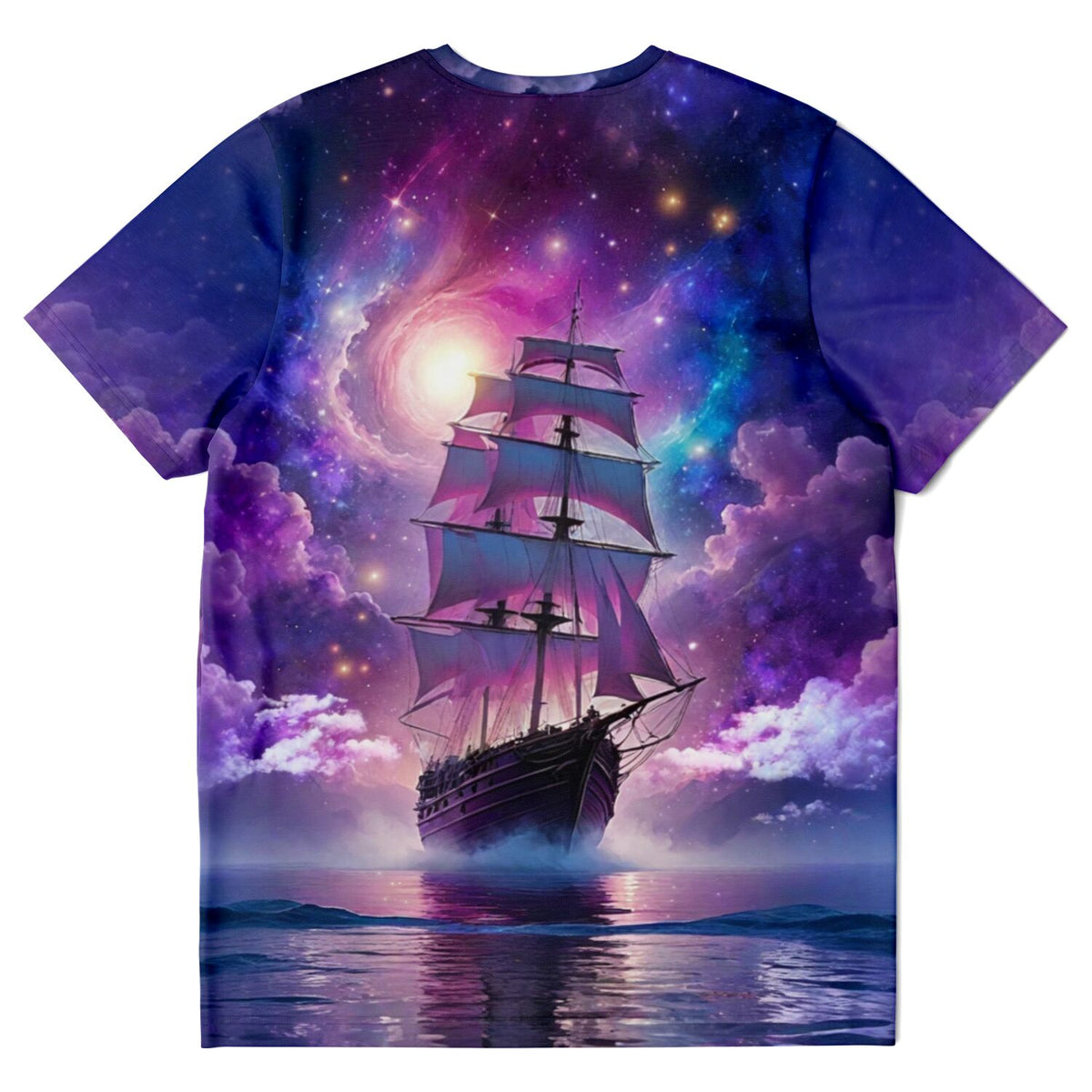 T-Shirt mit Starlight Ocean Motiv: Segelschiff auf dem Ozean unter einem violetten Galaxie-Sternenhimmel