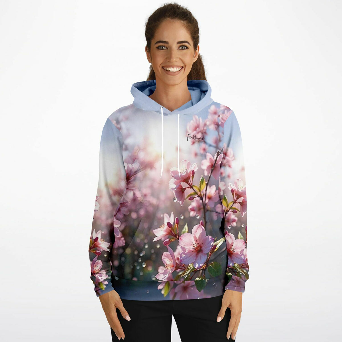 Frau trägt Dreamer Hoodie mit zartem Kirschblüten-Design, inspiriert von floralen Malen nach Zahlen Motiven.