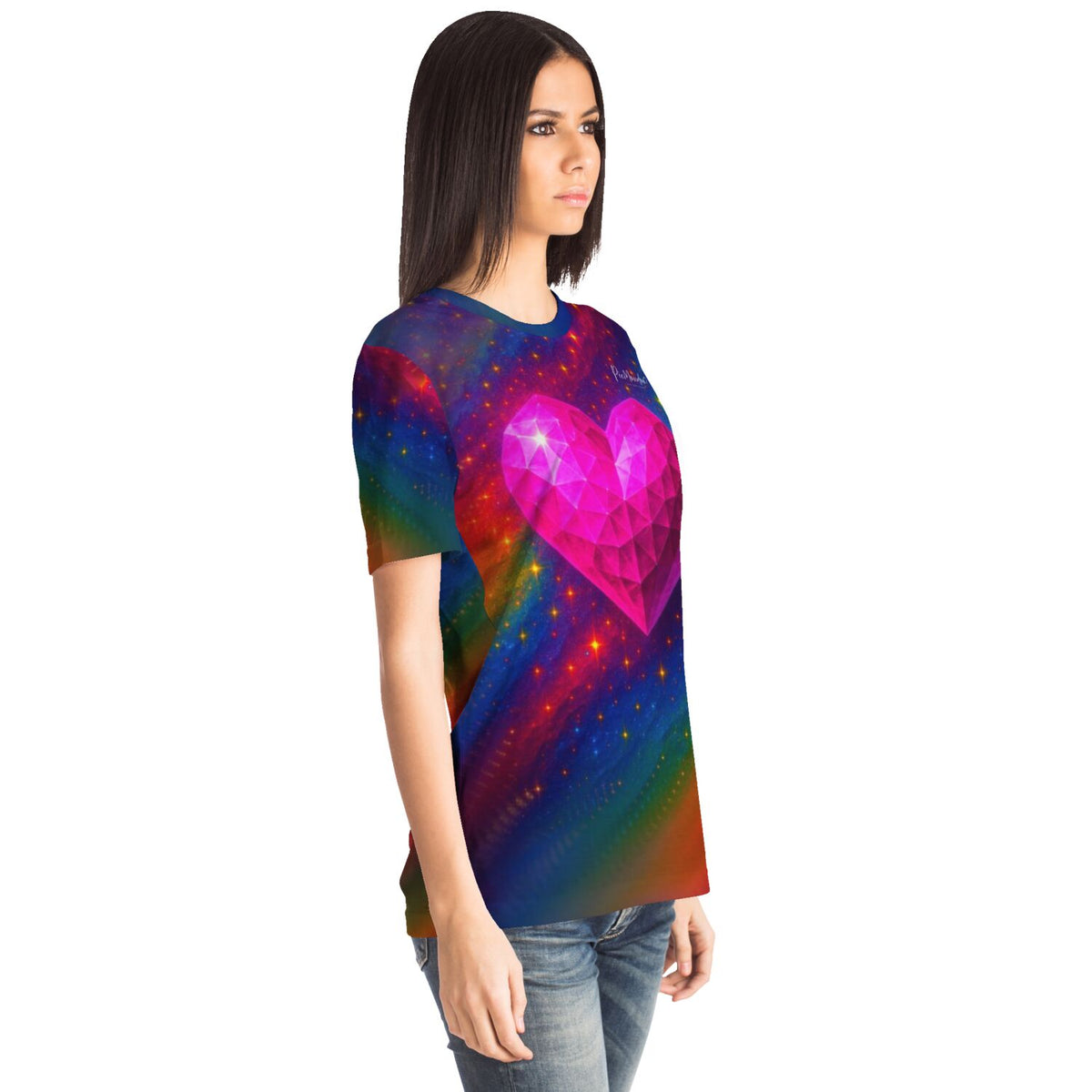 Frau trägt ein Dreamer T-Shirt mit leuchtendem Herzkristall im Diamond Painting Style und buntem Galaxie-Design.