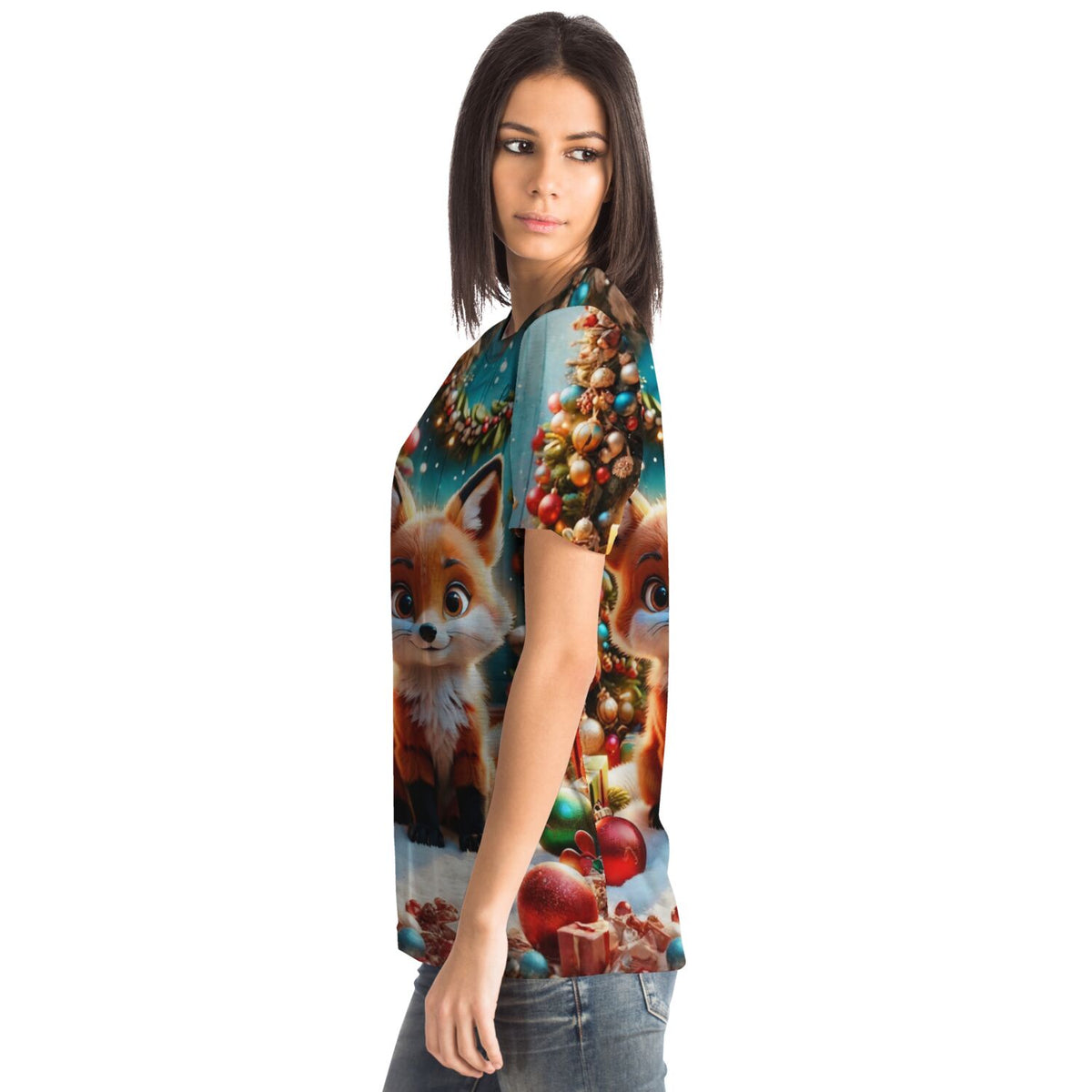 Frau trägt Dreamer T-Shirt mit weihnachtlichem Fuchs-Motiv, das den Stil von Malen nach Zahlen und Diamond Painting zeigt.