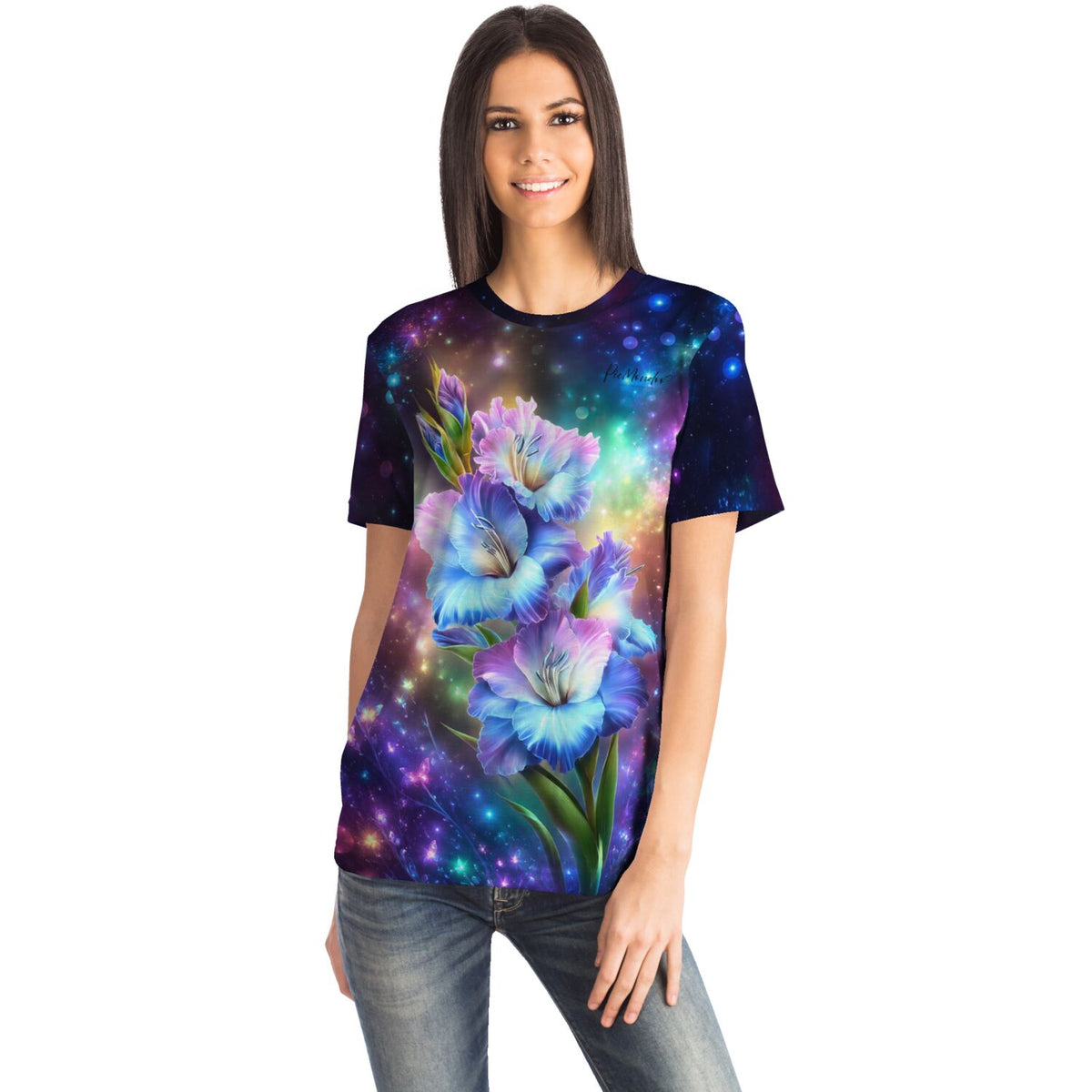 Frau trägt Dreamer T-Shirt mit leuchtendem Blumenmotiv im Diamond Painting Stil und kosmischem Hintergrund