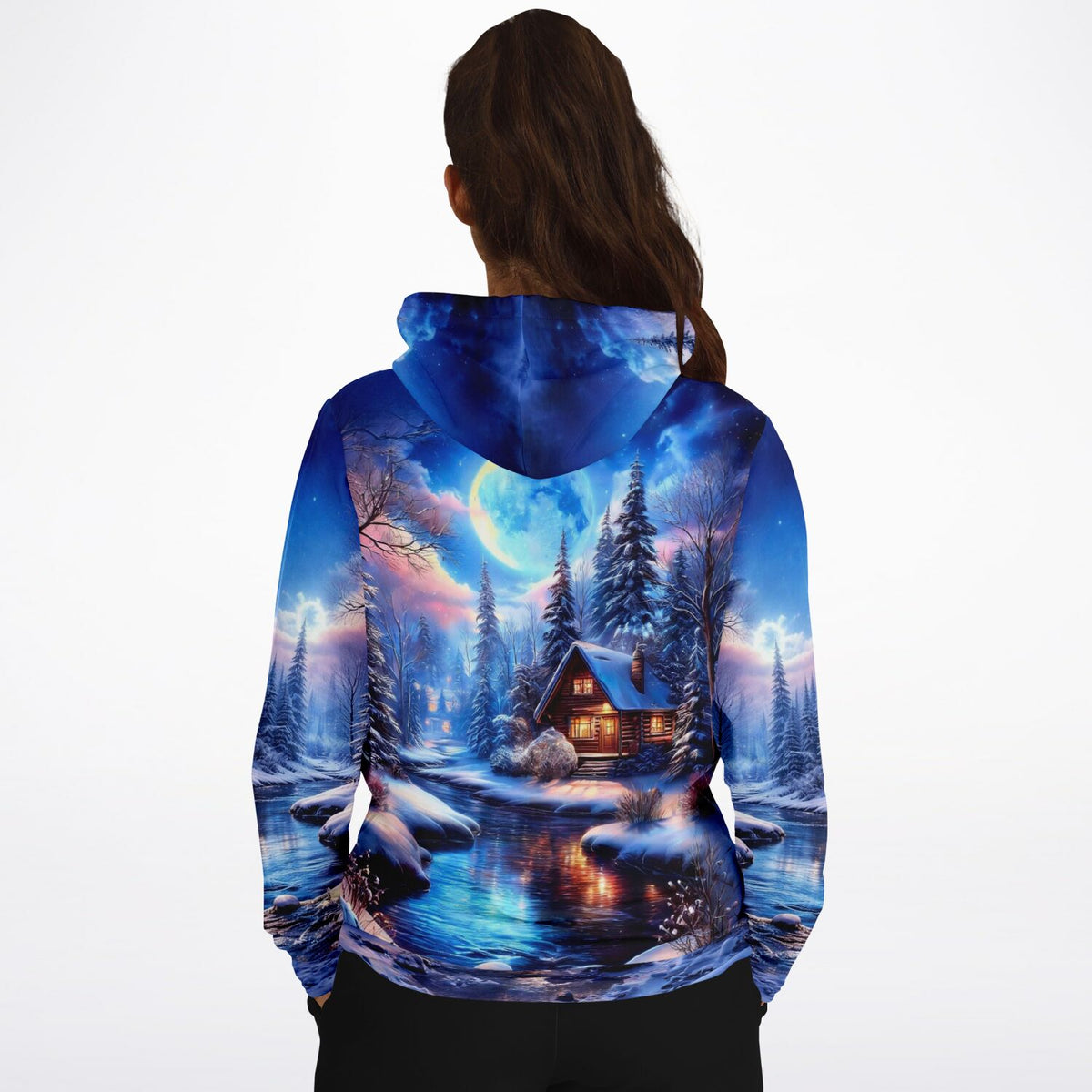 Dreamer Hoodie mit winterlicher Wald- und Hüttenlandschaft bei Vollmond und blauem Licht – ideal für Hobbykünstler.