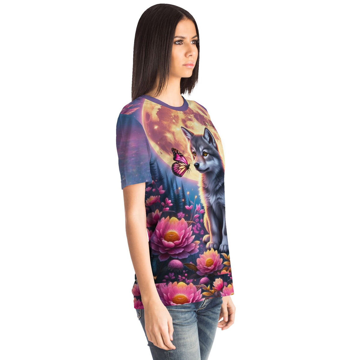 Frau trägt Dreamer T-Shirt mit Wolf, Schmetterling und Mond – beliebtes Motiv für Diamond Painting und Malen nach Zahlen