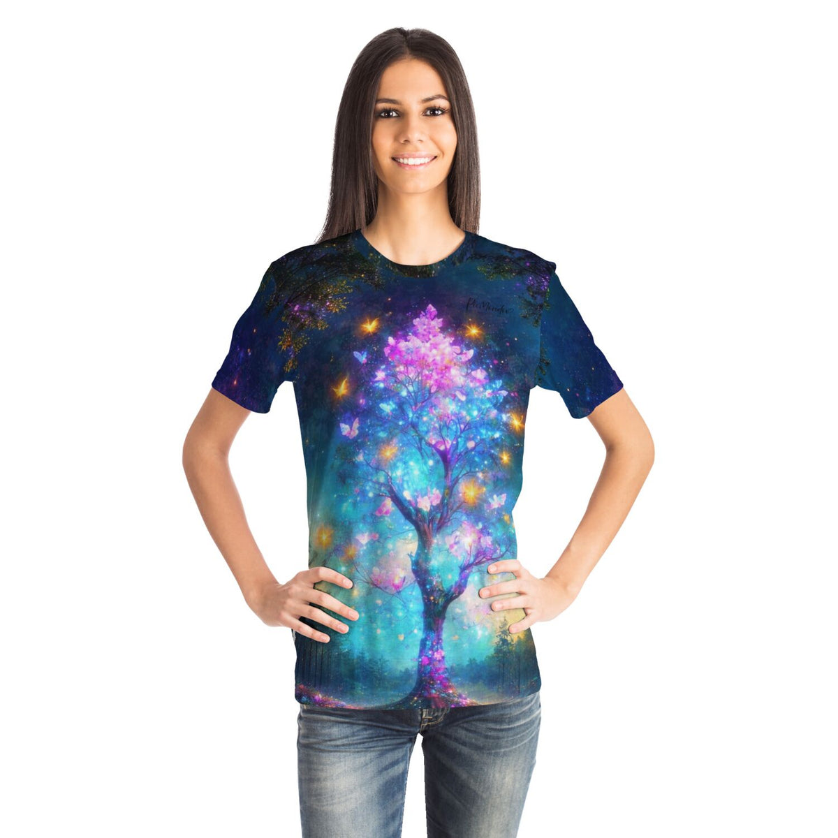 Frau trägt Dreamer T-Shirt mit leuchtendem Schmetterlingsbaum Motiv, inspiriert von Diamond Painting und Farbenpracht.