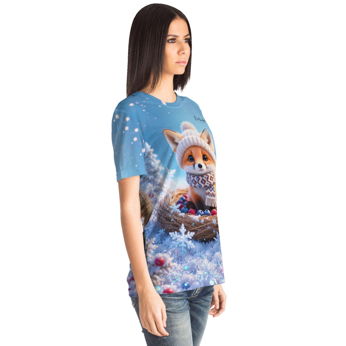 Frau trägt ein T-Shirt mit Diamond Painting Motiv eines süßen Fuchses im Winter, passend zu Malen nach Zahlen Designs.
