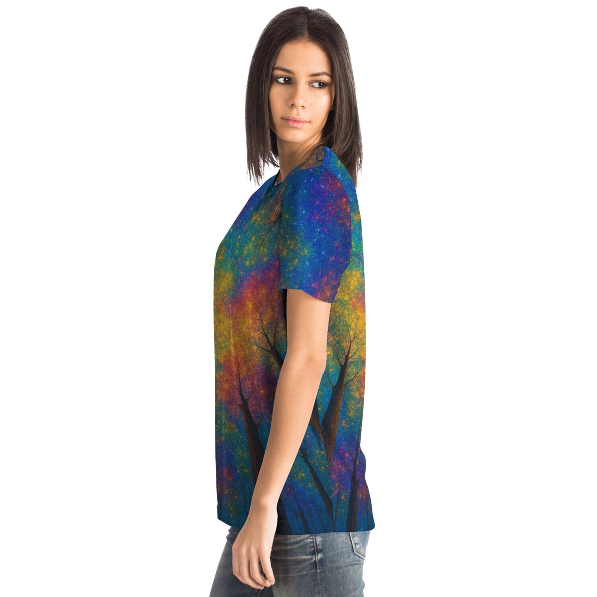 Frau trägt Dreamer T-Shirt mit buntem Regenbogenwald Motiv, passend im Stil zu Diamond Painting und Malen nach Zahlen