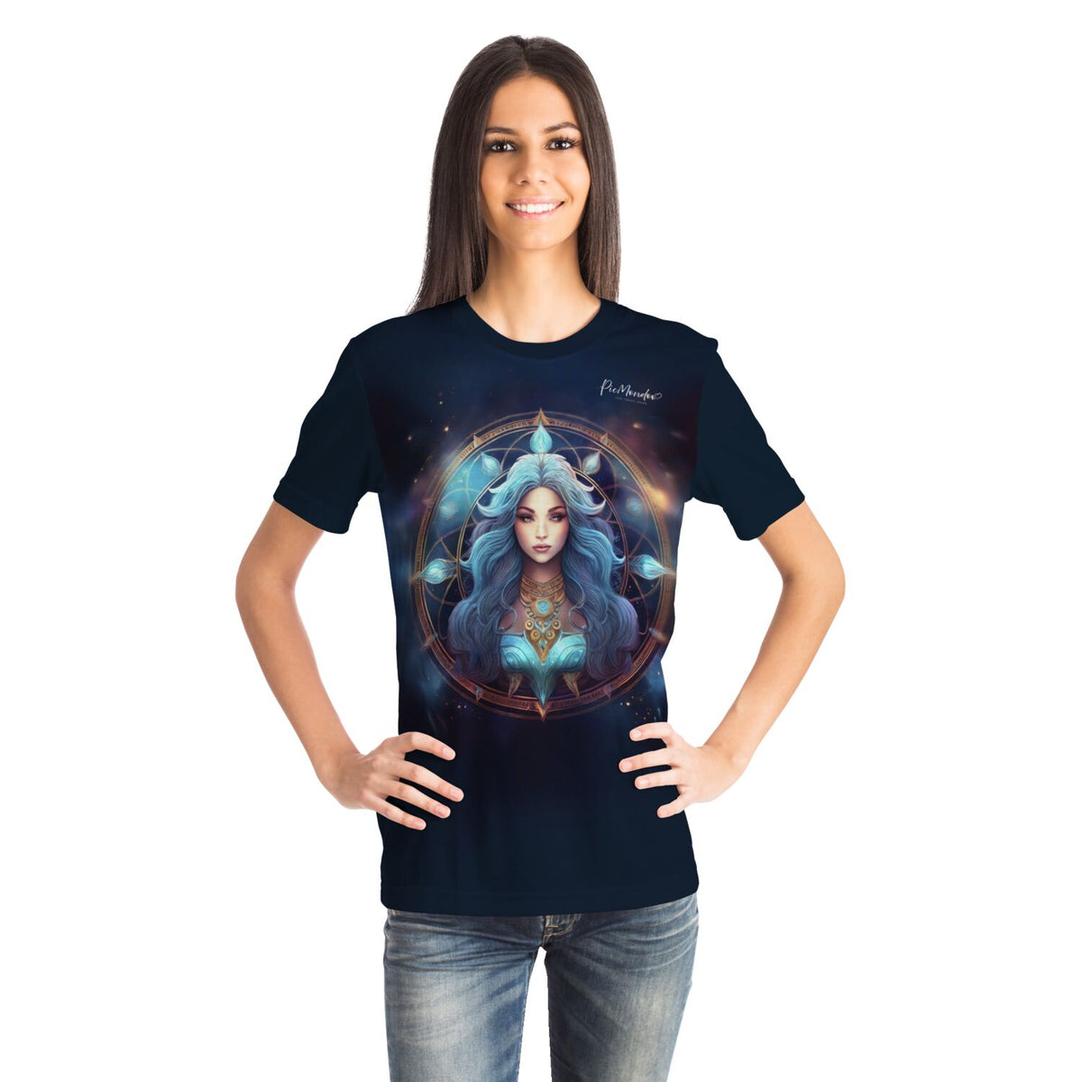 Frau trägt ein dunkelblaues T-Shirt mit Diamond Painting Motiv Sternzeichen Jungfrau und Fantasy-Elementen