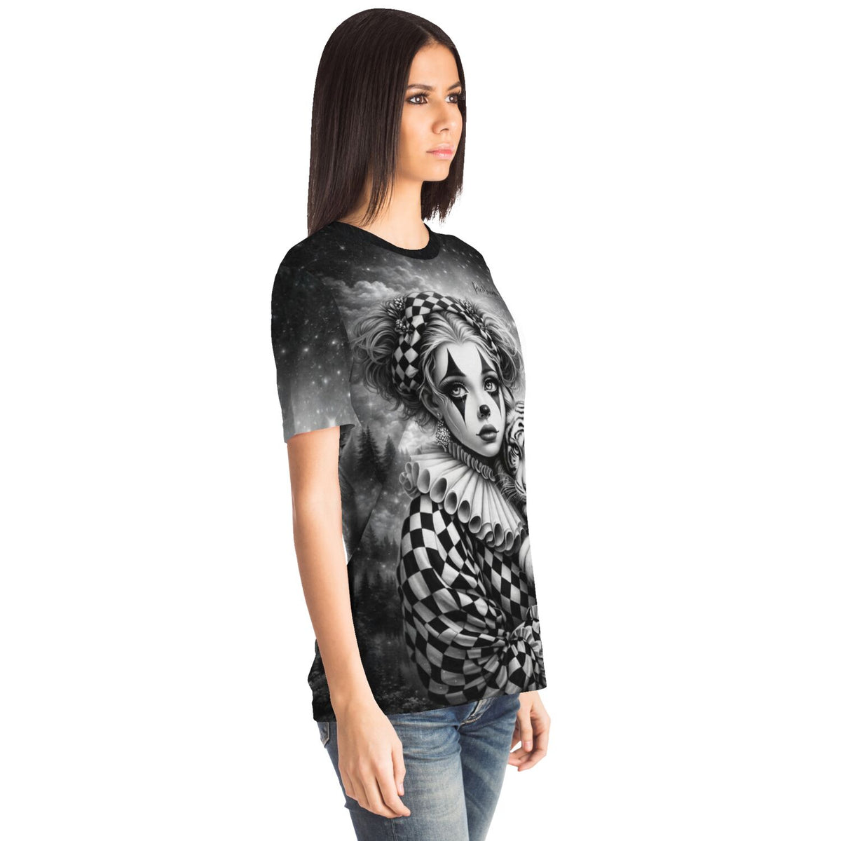 Frau trägt Dreamer T-Shirt mit Maskerade Clown Motiv im Stil eines Diamond Painting Kunstwerks