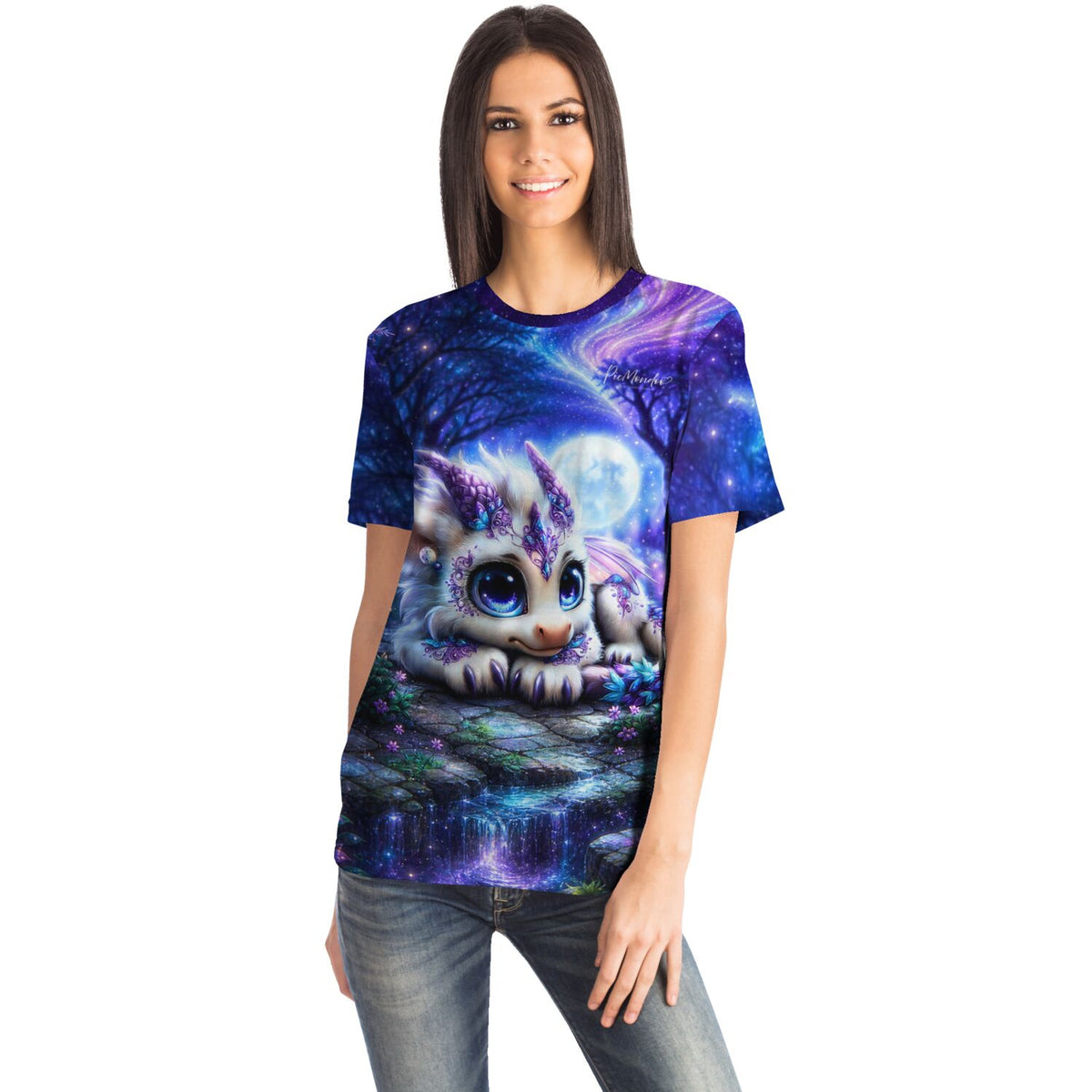 Frau trägt Lunaris Dreamer T-Shirt mit mystischem Drachen-Design, passend zu Diamond Painting und Malen nach Zahlen Motiven