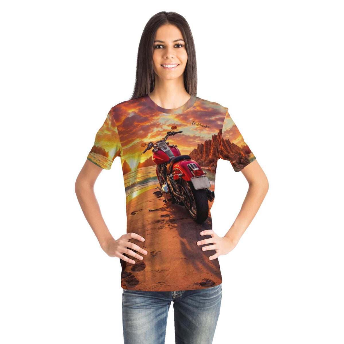 Frau trägt Dreamer T-Shirt mit rotem Motorrad am Strand, passend zum Stil von Picmondoo Diamond Painting Motiven.