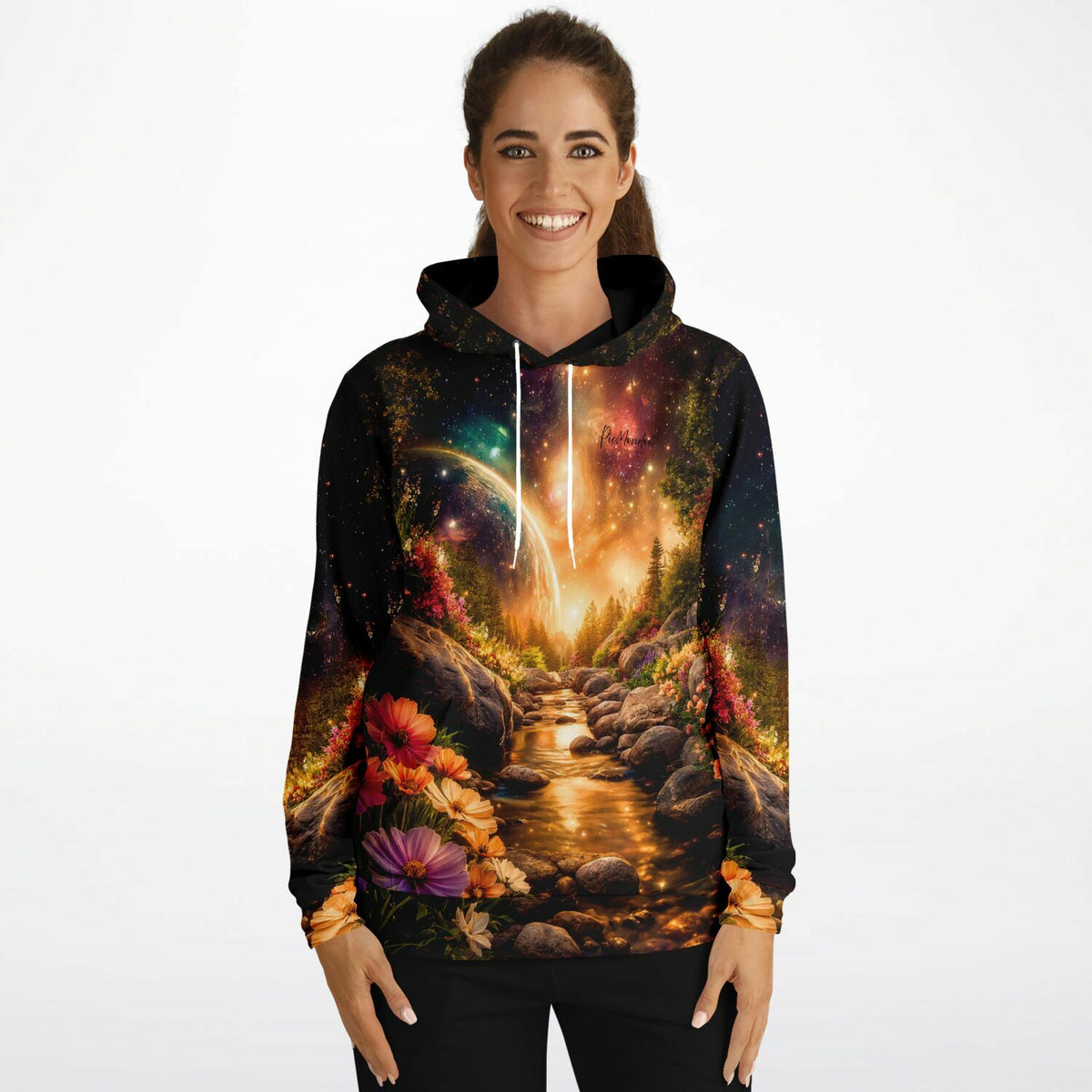 Frau trägt Dreamer Hoodie mit magischem Natur-Motiv, das an Diamond Painting Landschaften erinnert