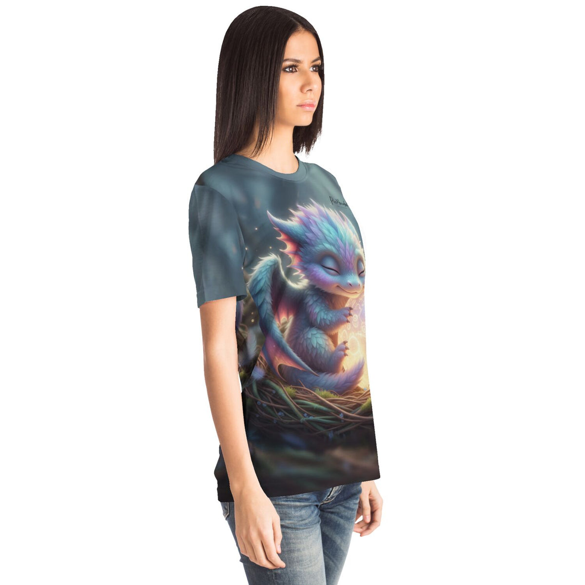 Frau trägt Dreamer T-Shirt Lichtdrache Faye, inspiriert von Diamond Painting Motiven und Malen nach Zahlen Designs.
