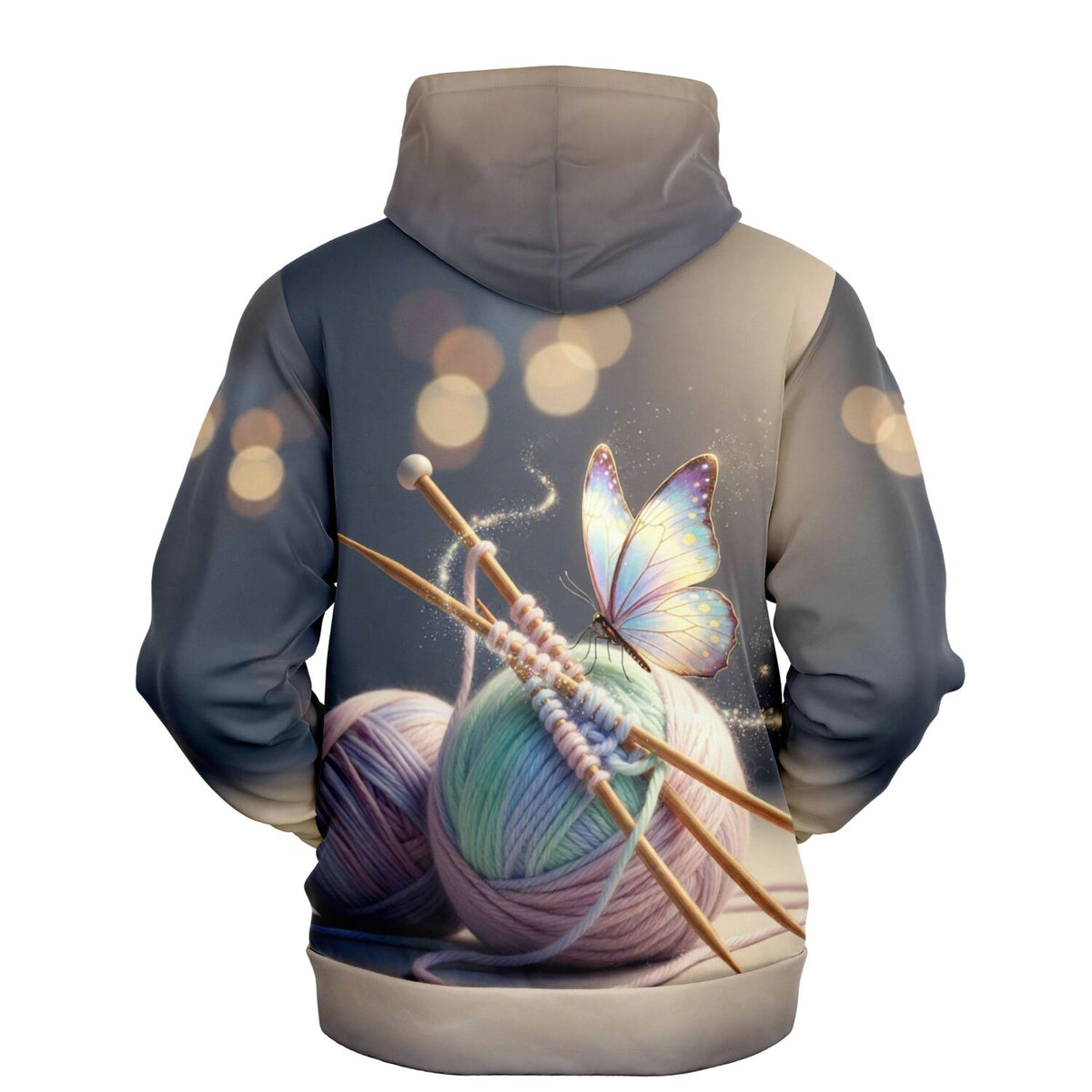 Dreamer Hoodie mit Strick-Motiv, Wollknäueln, Stricknadeln und leuchtendem Schmetterling im DIY-Design