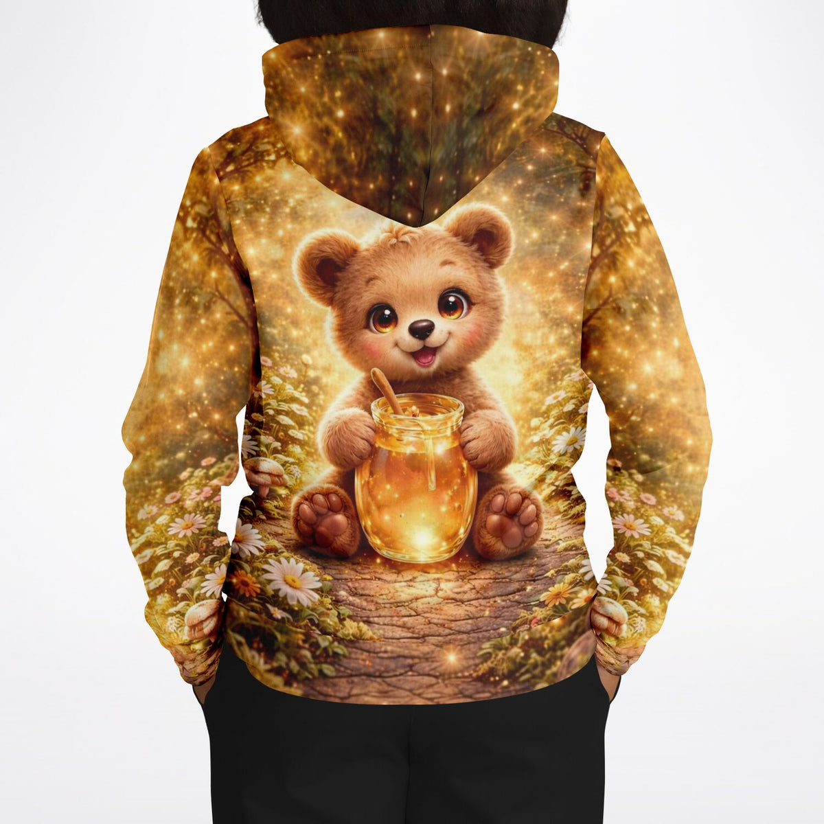 Dreamer Hoodie mit niedlichem Teddybär-Motiv und Honigtopf im magischen Wald, AOP-Design in warmen Goldtönen