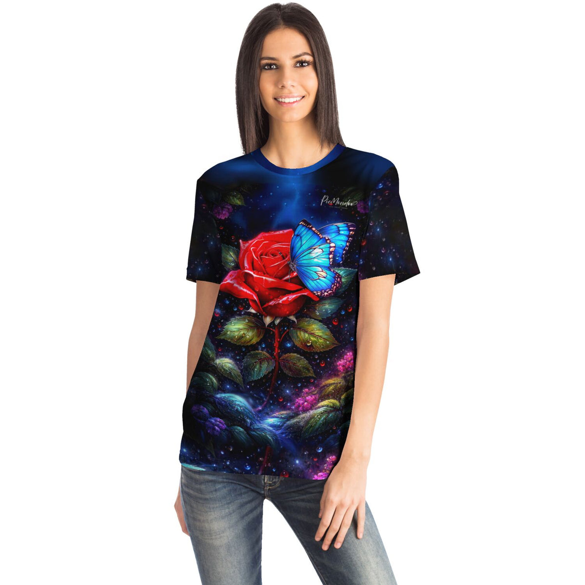 Frau trägt Dreamer T-Shirt mit roter Rose und blauem Schmetterling im Stil beliebter Diamond Painting Motive