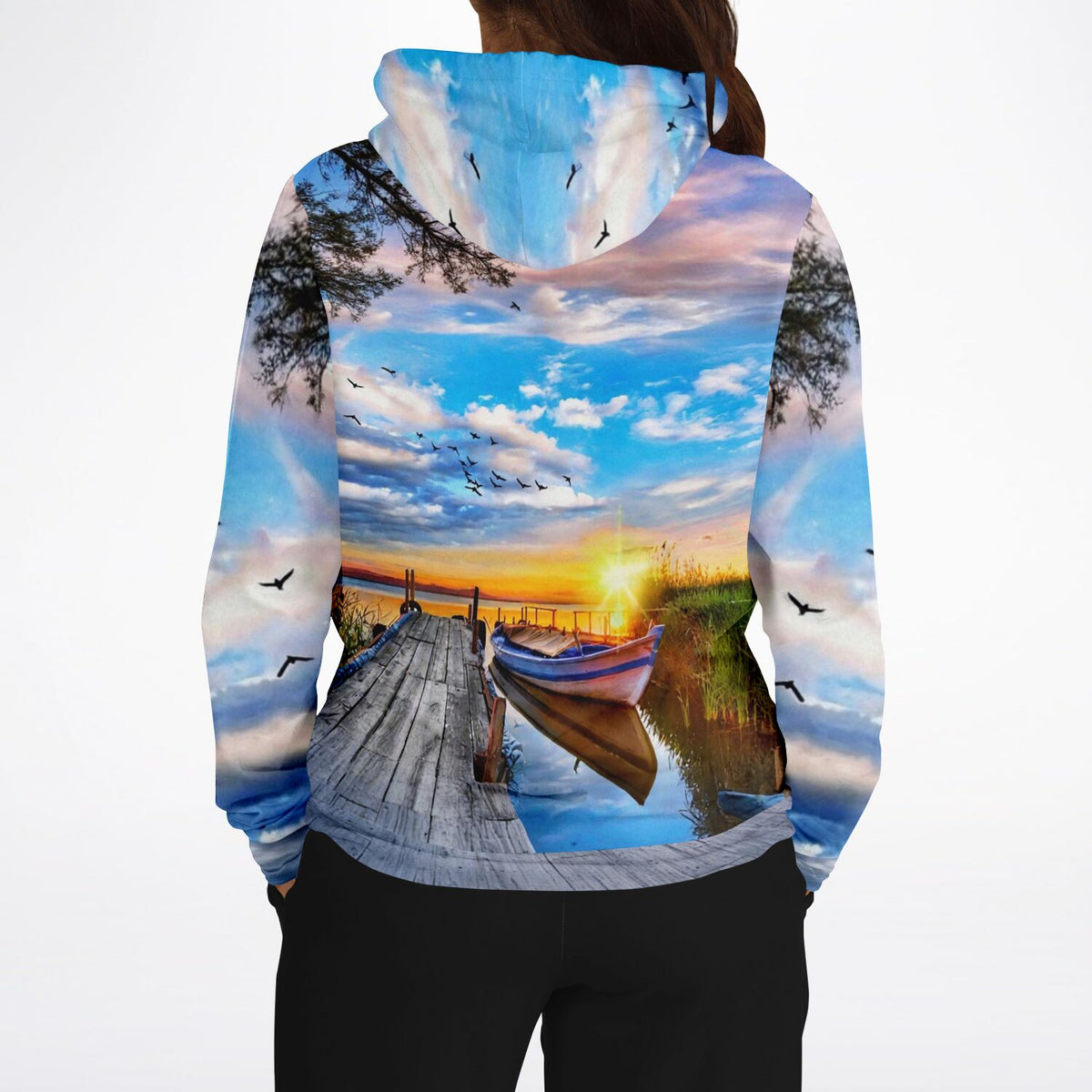 Dreamer Hoodie mit sonnigem See-Motiv und Bootssteg, ideal für Fans von kreativem Design und Malen nach Zahlen Kunst.