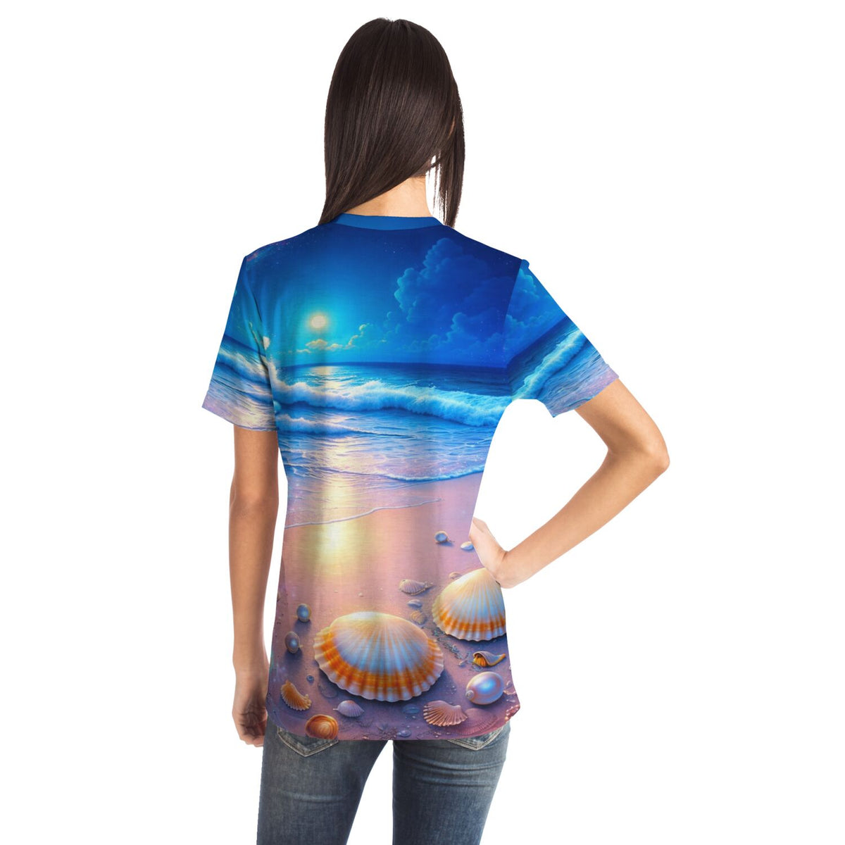 T-Shirt mit Strand im Nachtglanz Motiv, inspiriert von Diamond Painting Ästhetik mit leuchtenden Muscheln und Meerblick