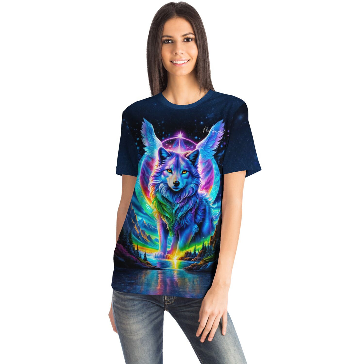Frau trägt blaues T-Shirt mit buntem Diamond Painting Motiv: geflügelter regenbogenfarbener Wolf vor magischer Berglandschaft