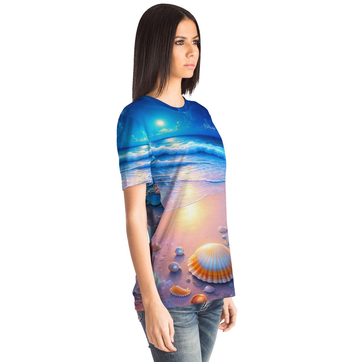 Frau trägt blaues T-Shirt mit Diamond Painting Motiv: Strand im Nachtglanz, Mondschein und Muscheln am Sandstrand.