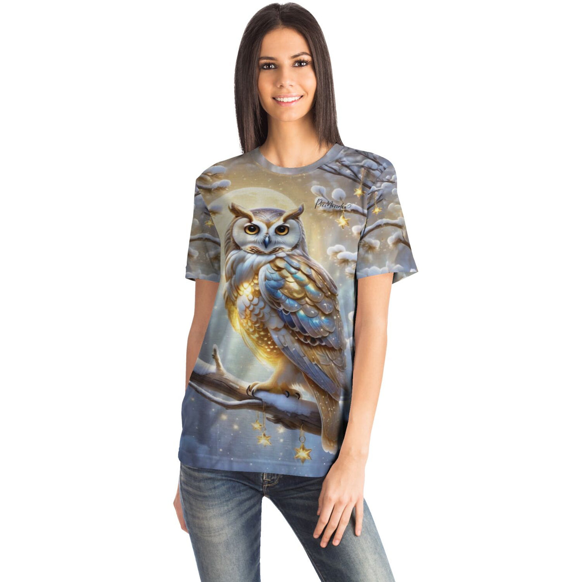 Frau trägt T-Shirt mit goldenem Schneeeulen-Motiv im Stil unserer Diamond Painting und Malen nach Zahlen Kunstwerke