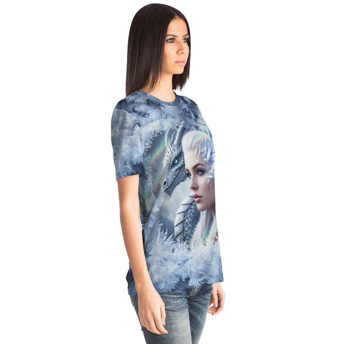 Frau trägt Dreamer T-Shirt mit Dragon Queen Motiv im Fantasy-Stil, passend zu Diamond Painting und Malen nach Zahlen