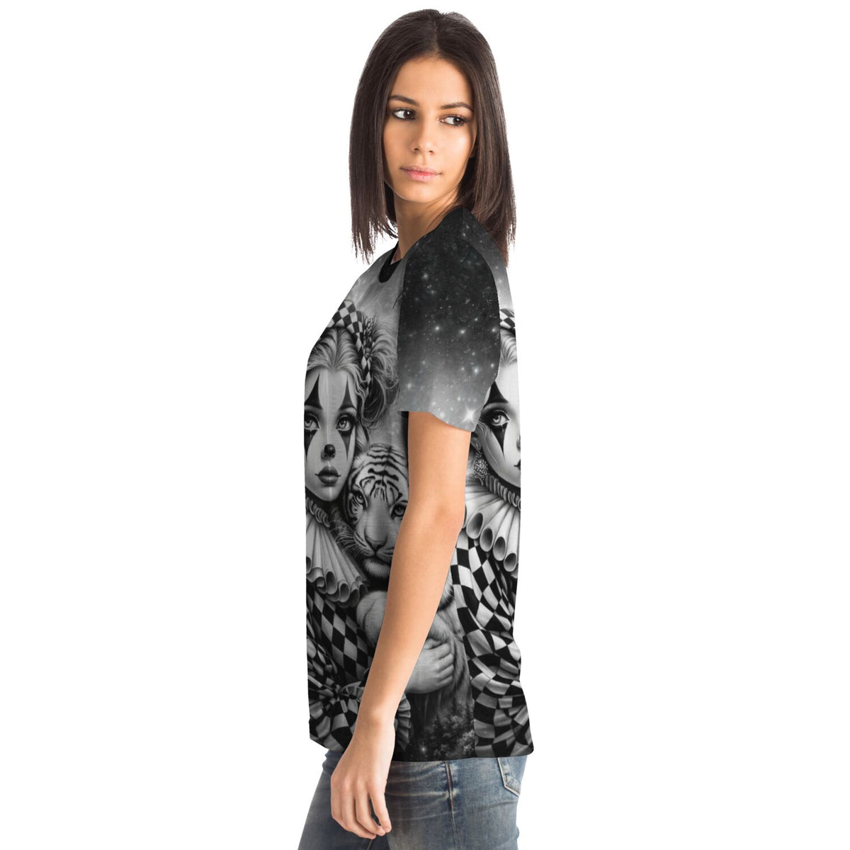 Frau in T-Shirt mit Maskerade-Motiv, perfekt für Fans von Malen nach Zahlen und Diamond Painting Designs.
