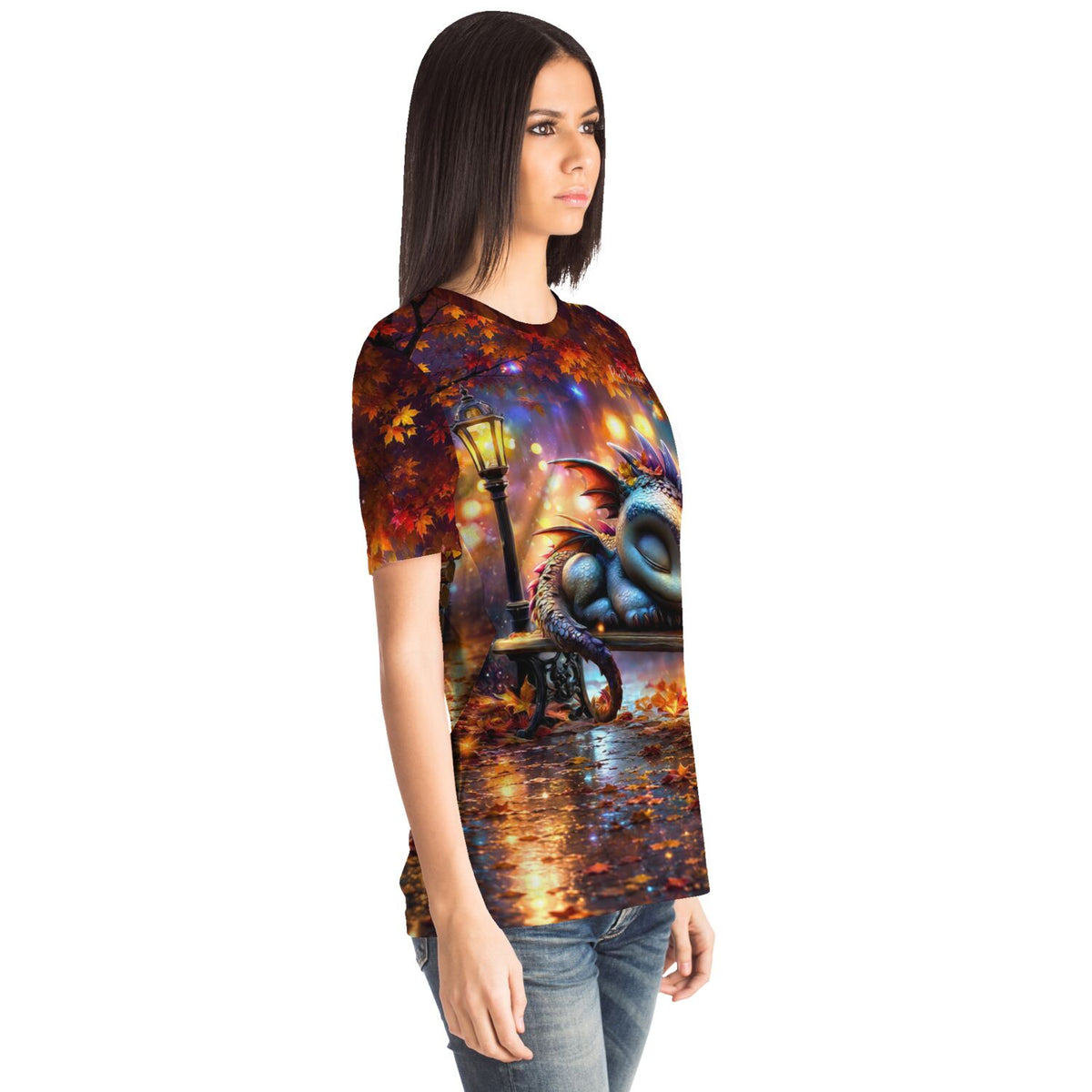 Frau trägt Dreamer T-Shirt mit Lumos Schlummer Drachen-Motiv, wie bekannt von beliebten Diamond Painting Sets.