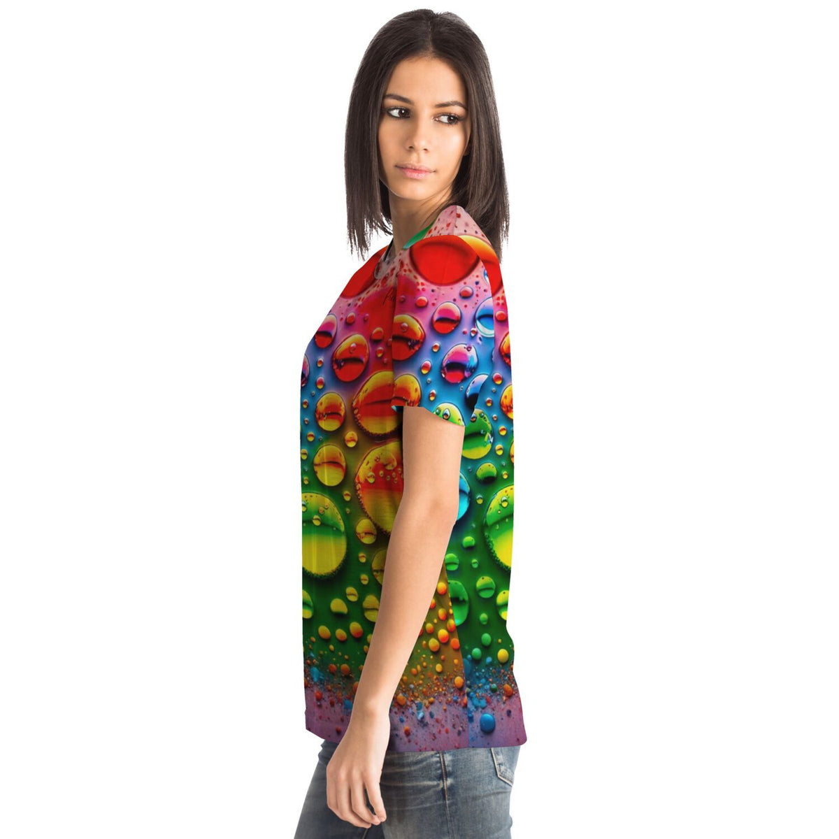 Frau trägt T-Shirt mit farbenfrohem Wassertropfen-Muster im Stil von Diamond Painting und Malen nach Zahlen Motiven