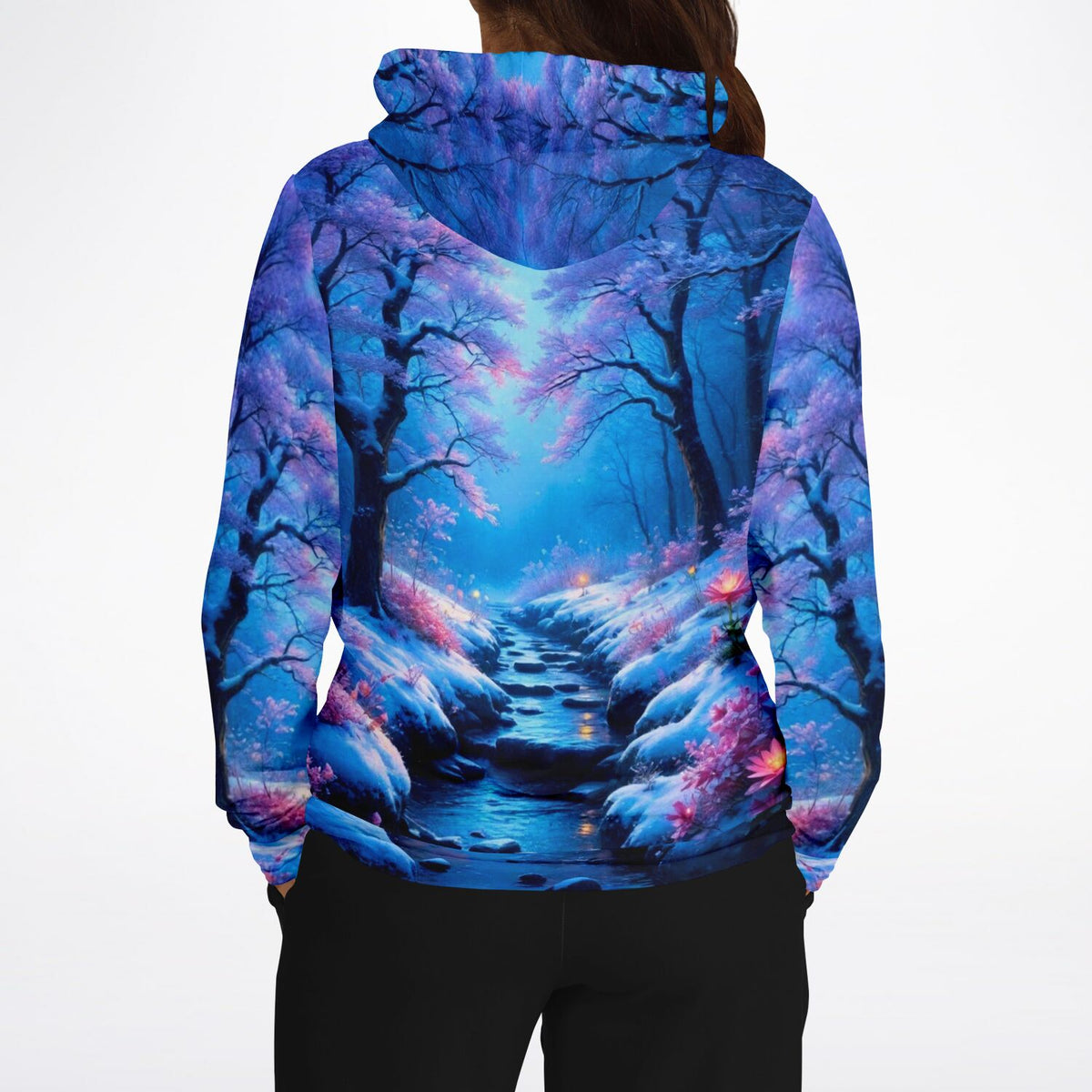 Dreamer Hoodie mit magischem Fluss in Winterlandschaft, inspiriert von den Motiven unserer Diamond Painting Sets.