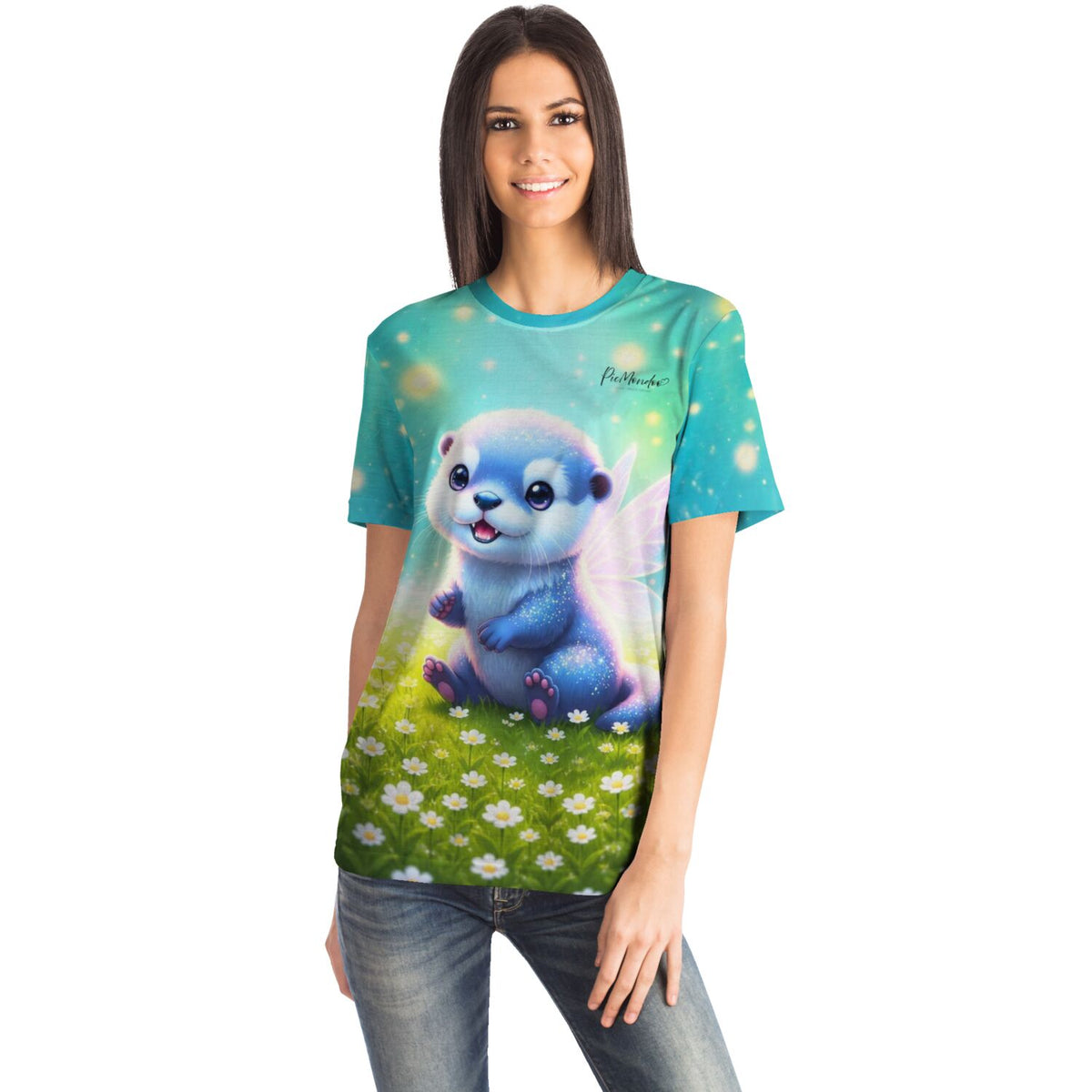 Frau trägt blaues T-Shirt mit liebevollem Feenotter Mira Motiv, perfekt für Fans von Diamond Painting und DIY-Kunst.