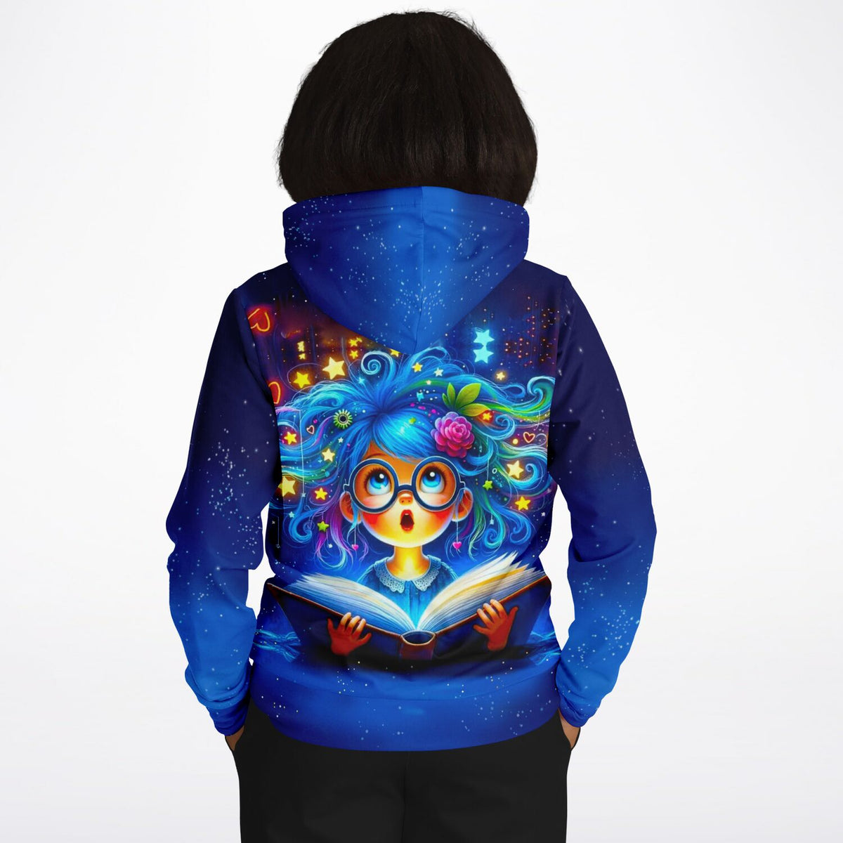 Dreamer Hoodie mit Lesemaus Josephine Motiv in leuchtendem Blau mit Sternen und magischem Buch-Design