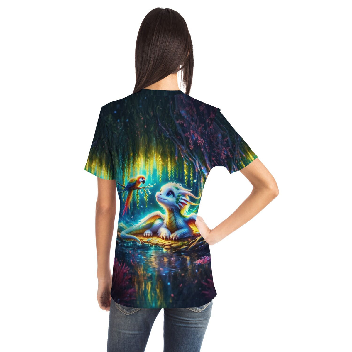 Frau trägt Dreamer T-Shirt mit buntem Drachen-Motiv im Stil von Diamond Painting und Malen nach Zahlen Designs