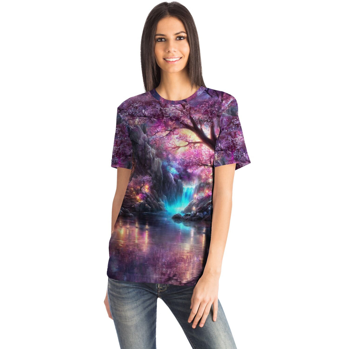 Frau trägt ein T-Shirt mit Diamond Painting Motiv Licht der Sakura, fantastische Kirschblüten- und Wasserfall-Landschaft
