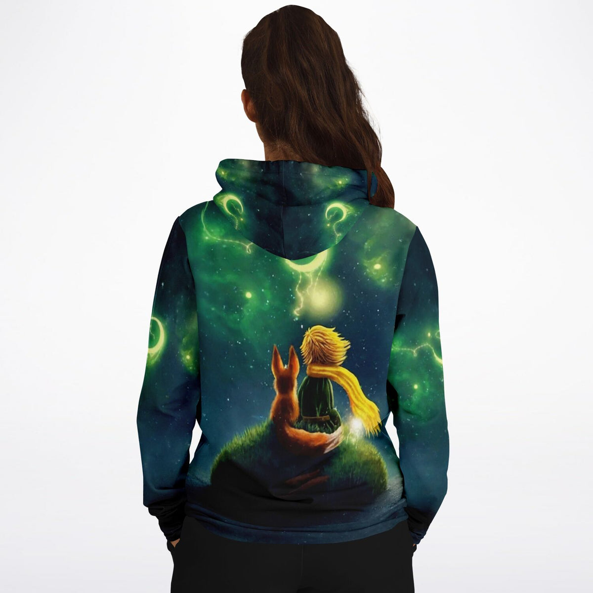 Dreamer Hoodie mit Leuchtbild-Motiv: Ein Junge mit Fuchs sitzen vor einem magischen, grünen Sternenhimmel-Design.