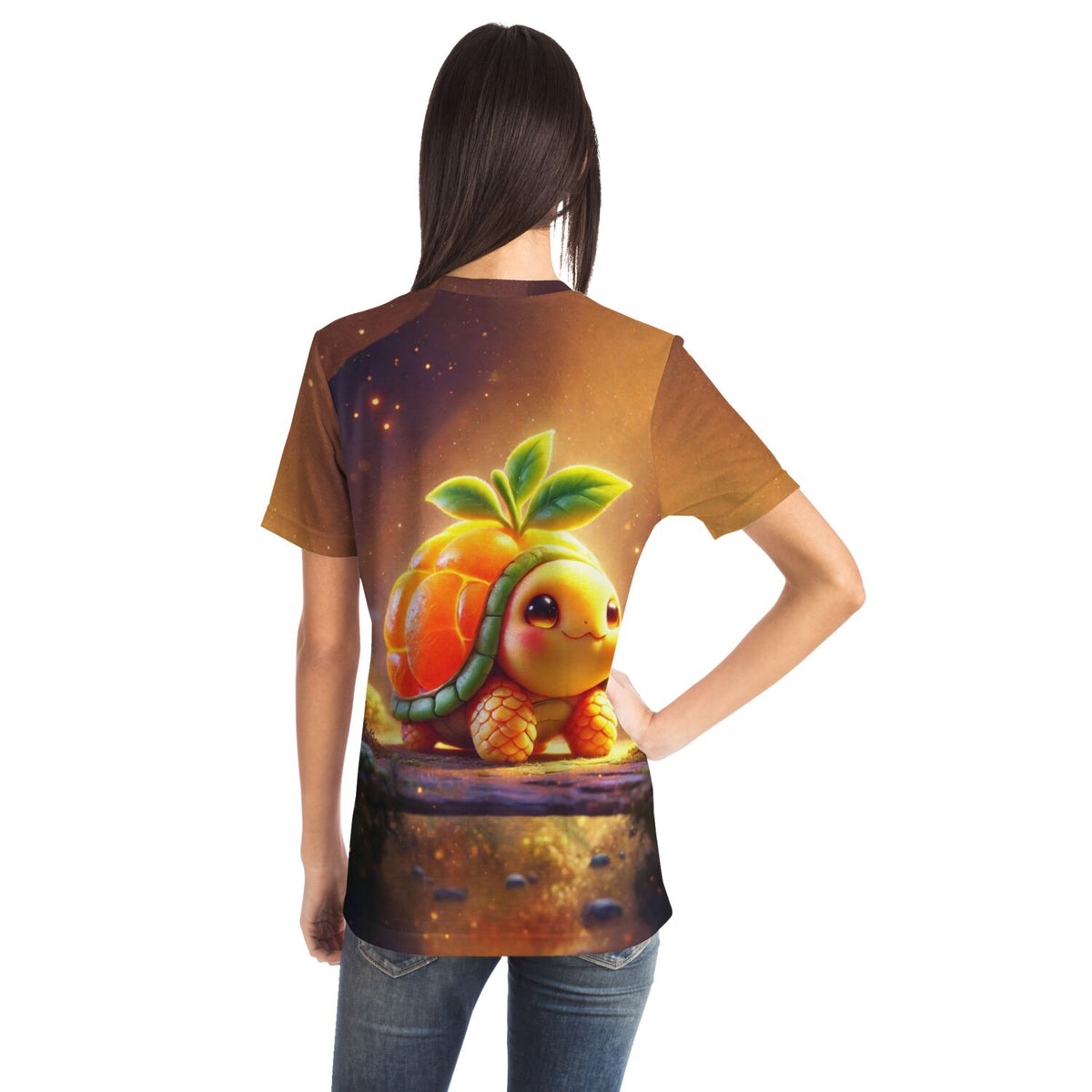 Frau trägt T-Shirt mit niedlichem Frucht-Schildkröte Motiv, ideal als kreatives Geschenk für DIY-Fans