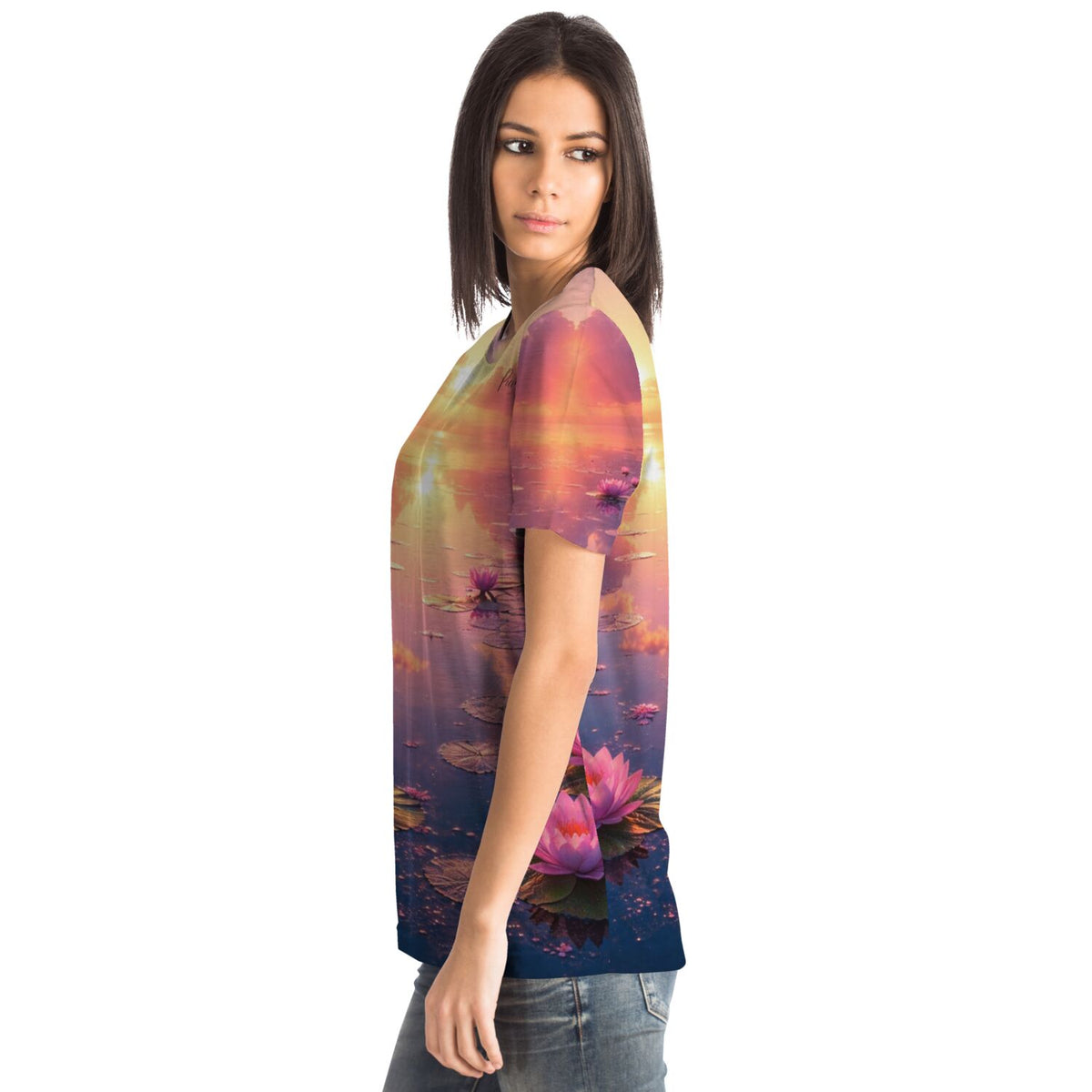 Frau trägt Dreamer T-Shirt mit Abenddämmerung und Lotusblüten Motiv, inspiriert durch Diamond Painting Kunststile