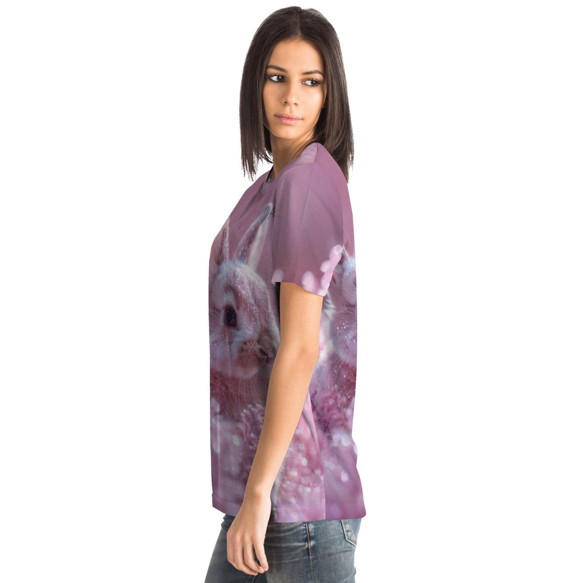 Frau trägt ein rosafarbenes Dreamer T-Shirt mit Diamond Painting Motiv eines süßen Häschens in glitzerndem Design