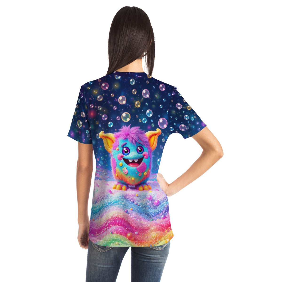 Frau trägt ein T-Shirt mit buntem Grinsebacke-Monster Motiv, ideal für Fans von Diamond Painting und Malen nach Zahlen