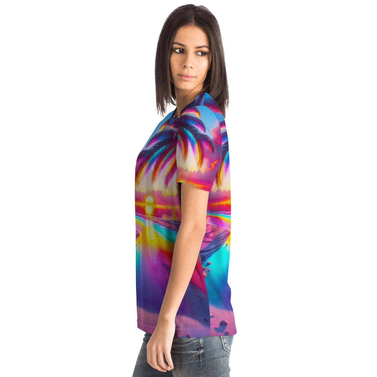 Frau trägt Dreamer T-Shirt mit buntem Zauberstrand Motiv, inspiriert durch farbenfrohe Diamond Painting Kunstwelten.