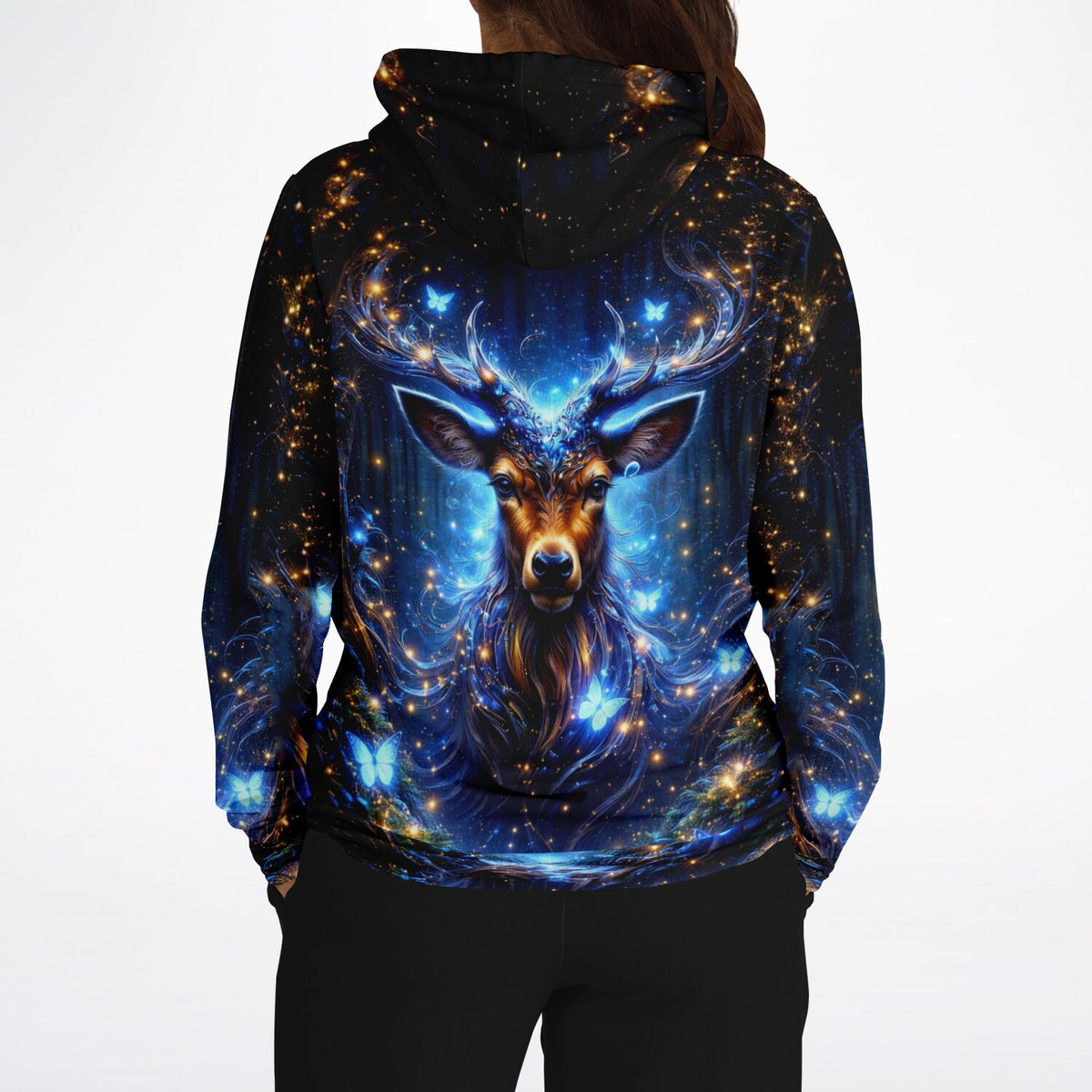Dreamer Hoodie Wächter des Waldes mit mystischem Hirsch-Motiv, leuchtenden Schmetterlingen und goldenem Lichtzauber