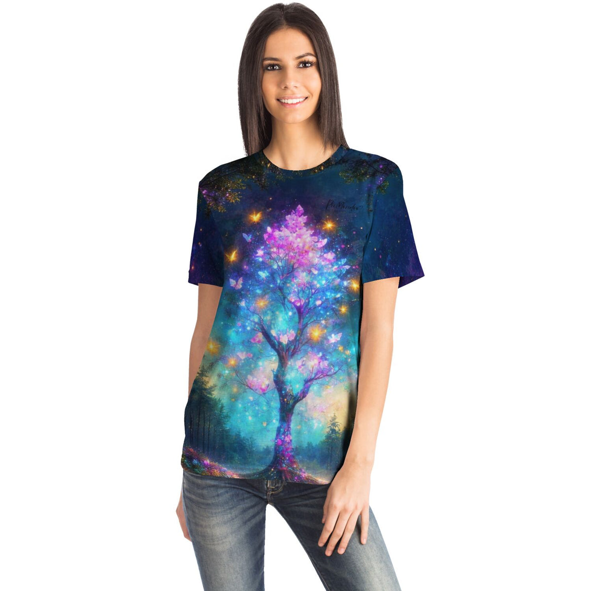 Frau trägt Diamond Painting T-Shirt mit leuchtendem Schmetterlingsbaum Motiv in magischen Farben